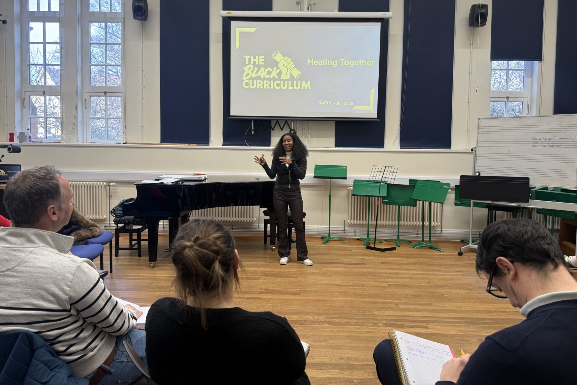 A lecture on 'The Black Curriculum' during a DARPL course. | Darlith ar 'Y Cwricwlwm Du' fel rhan o gwrs gan DARPL.